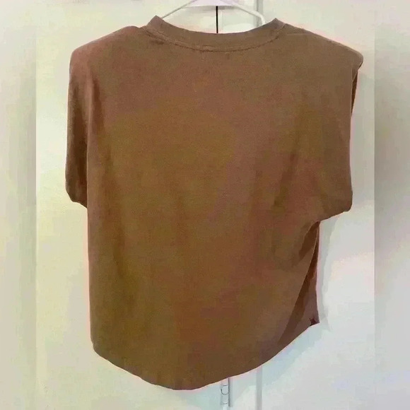 Good American Strong Shoulder Tee in Brown, Size 1 (small/medium) - Picture 3 of 5